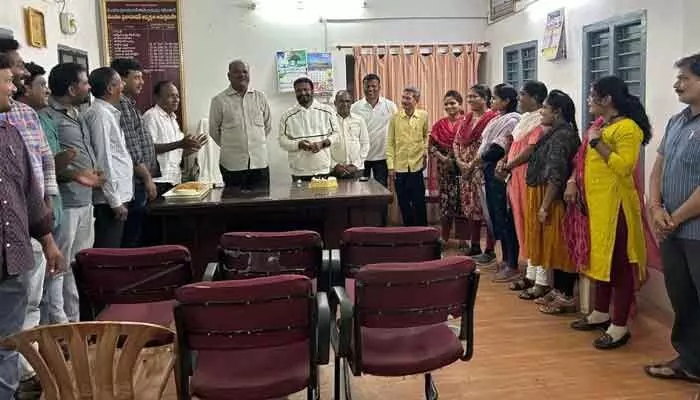 వివాదస్పదంగా మారిన కేక్ కట్టింగ్ వివాదస్పదంగా మారిన కేక్ కట్టింగ్
