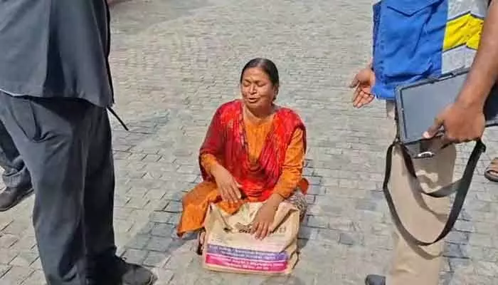 గవర్నర్ను కలువాలంటూ రాజ్ భవన్ ముందు బైఠాయించిన మహిళా.. గవర్నర్ను కలువాలంటూ రాజ్ భవన్ ముందు బైఠాయించిన మహిళా..