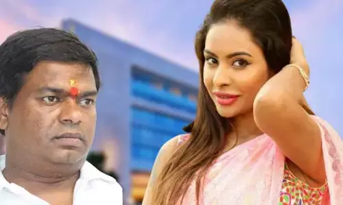 బీఆర్ఎస్ మాజీ ఎమ్మెల్యేపై సంచలన ఆరోపణలు.. పార్క్ హయత్ హోటల్‌లో పడుకోమని పిలిచాడని బాంబ్ పేల్చిన శ్రీరెడ్డి.. వీడియో వైరల్
