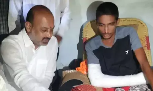 ప్రమాదంలో కాలు కోల్పోయిన వ్యక్తిని పరామర్శించిన కేంద్ర సహాయక మంత్రి బండి సంజయ్