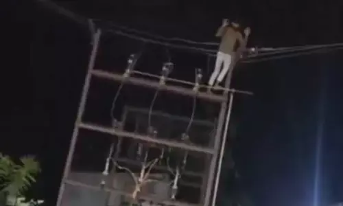 మద్యం మత్తులో ట్రాన్స్‌ఫార్మర్ ఎక్కిన యువకుడు.. చివరికి!