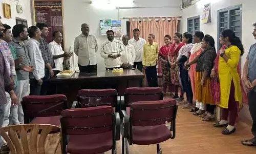 వివాదస్పదంగా మారిన కేక్ కట్టింగ్