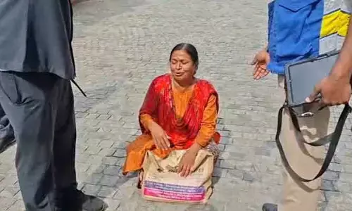 గవర్నర్‌ను కలువాలంటూ రాజ్ భవన్ ముందు బైఠాయించిన మహిళా..