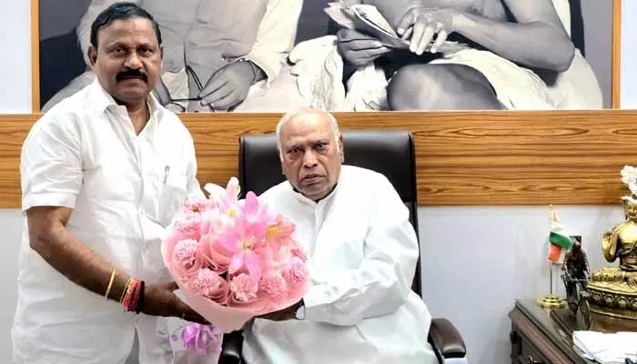 మల్లికార్జున ఖర్గేను కలిసిన పరిగి ఎమ్మెల్యే మల్లికార్జున ఖర్గేను కలిసిన పరిగి ఎమ్మెల్యే