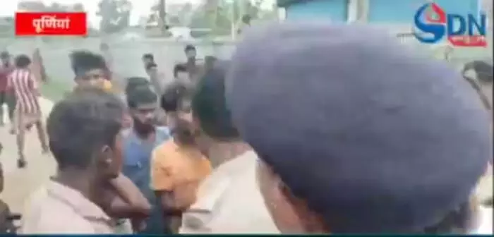 మూడేళ్లుగా ఎఫైర్.. గదిలో బట్టలు విప్పి ఉండగానే.. రెడ్ హ్యాండెడ్గా పట్టుకున్న గ్రామస్తులు.. అలాగే చెట్టుకు కట్టేసి..(వీడియో) మూడేళ్లుగా ఎఫైర్.. గదిలో బట్టలు విప్పి ఉండగానే.. రెడ్ హ్యాండెడ్గా పట్టుకున్న గ్రామస్తులు.. అలాగే చెట్టుకు కట్టేసి..(వీడియో)