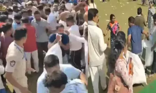 యోగాంధ్ర కార్యక్రమంలో రచ్చ.. మ్యాట్‌లు ఎత్తుకెల్లిన వైనం