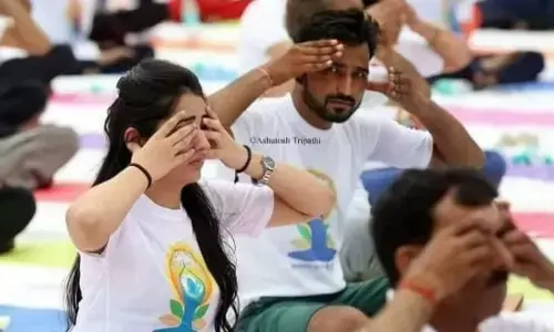 యోగా అంటే శ్వాస మీద ధ్యాస.. ఆ అమ్మాయి పేరు శ్వాస అనుకుంటా.. హిలేరియస్ ఫొటో వైరల్.. చూస్తే కడుపుబ్బ నవ్వేస్తరు..