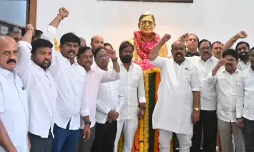 కావాలనే సెలవు రోజు చూసి కౌశిక్‌రెడ్డిని  అరెస్టు చేశారు: మధుసూదనాచారి