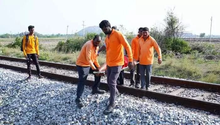 గుర్తు తెలియని వ్యక్తి రైలుపై నుండి పడి తీవ్రగాయాలు.. గుర్తు తెలియని వ్యక్తి రైలుపై నుండి పడి తీవ్రగాయాలు..
