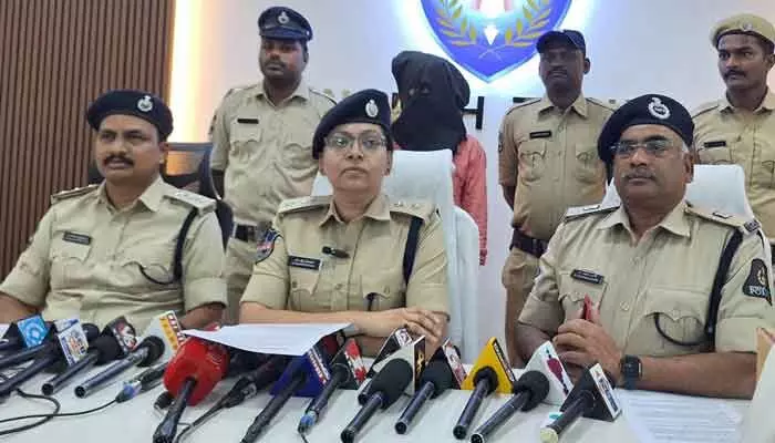 సన్ స్టీల్స్ కంపెనీ చోరీ కేసు.. 6 గంటల్లో ఛేదించిన పోలీసులు సన్ స్టీల్స్ కంపెనీ చోరీ కేసు.. 6 గంటల్లో ఛేదించిన పోలీసులు