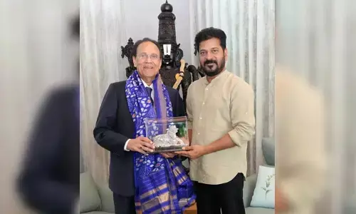 క్యాన్సర్ కేర్ సిస్టమ్ అభివృద్ధికి సహకరిస్తాం.. సీఎంని కలిసిన పద్మశ్రీ నోరి దత్తాత్రేయుడు