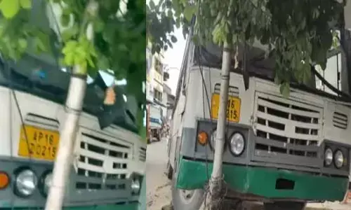 రోడ్డుపై షాకింగ్ ఇన్సిడెంట్.. ఆర్టీసీ ప్రయాణికులకు తప్పిన పెను ప్రమాదం
