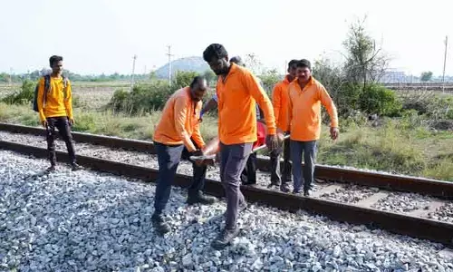 గుర్తు తెలియని వ్యక్తి రైలుపై నుండి పడి తీవ్రగాయాలు..