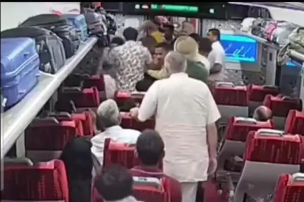 ఎమ్మెల్యే గూండాయిజం.. ట్రైన్లో సీటు ఇవ్వలేదని రక్తం వచ్చేలా పిడిగుద్దులు.. చెప్పుతో కొట్టి.. (వీడియో) ఎమ్మెల్యే గూండాయిజం.. ట్రైన్లో సీటు ఇవ్వలేదని రక్తం వచ్చేలా పిడిగుద్దులు.. చెప్పుతో కొట్టి.. (వీడియో)