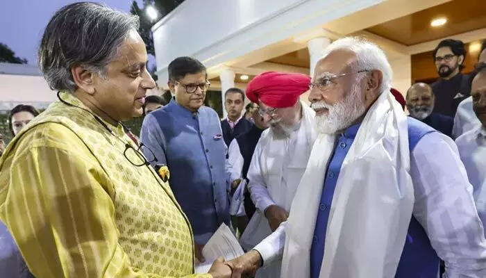 Shashi Tharoor: ప్రధాని మోడీ భారత దేశ ఆస్తి.. కాంగ్రెస్ ఎంపీ శశిథరూర్ ప్రశంసలు Shashi Tharoor: ప్రధాని మోడీ భారత దేశ ఆస్తి.. కాంగ్రెస్ ఎంపీ శశిథరూర్ ప్రశంసలు