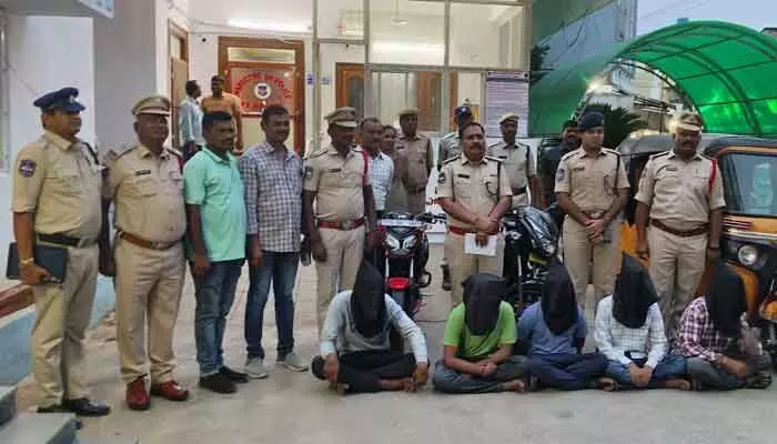 48 గంటల్లో నేరస్థుల పట్టివేత.. ఔరా అనిపించిన జనగామ పోలీసులు 48 గంటల్లో నేరస్థుల పట్టివేత.. ఔరా అనిపించిన జనగామ పోలీసులు