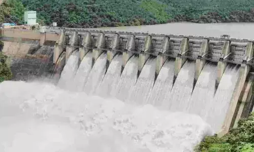 శ్రీశైలం జలాశయానికి కొనసాగుతున్న వరద