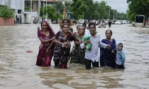 రాష్ట్రంలో కుండపోత వర్షాలు.. ఆ ప్రాంతంలో నీట మునిగిన రోడ్లు