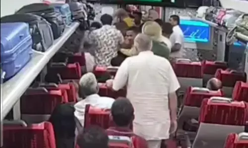 ఎమ్మెల్యే గూండాయిజం.. ట్రైన్‌లో సీటు ఇవ్వలేదని రక్తం వచ్చేలా పిడిగుద్దులు.. చెప్పుతో కొట్టి.. (వీడియో)