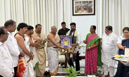 CM Revanth Reddy: ఉజ్జయిని మహంకాళి బోనాలకు రండి.. సీఎం రేవంత్ రెడ్డికి ఆహ్వాన పత్రిక