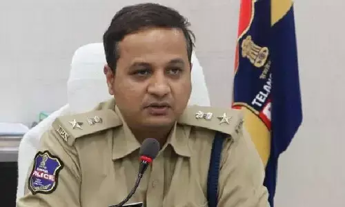అధికారుల సంతకాల ఫోర్జరీ.. కానిస్టేబుల్‌  సస్పెండ్