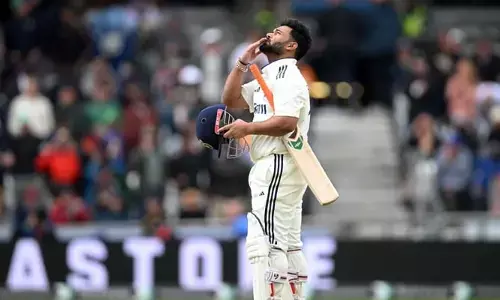 పంత్ అరుదైన ఘనత..148 ఏళ్లలో రెండో వికెట్ కీపర్‌గా రికార్డు!