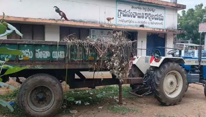 చెత్త ట్రాక్టర్కి కార్యాలయం క్యాంప్గా మారింది..! చెత్త ట్రాక్టర్కి కార్యాలయం క్యాంప్గా మారింది..!