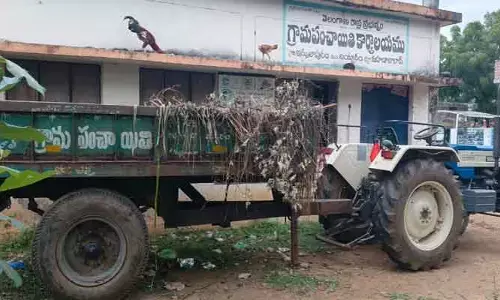 చెత్త ట్రాక్టర్‌కి కార్యాలయం క్యాంప్‌గా మారింది..!