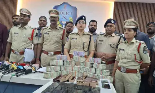 పొట్టొన్ని పొడుగోడు కొడితే.. పొడుగోన్ని పోశమ్మ కొట్టిందట.. దొంగలను దోచుకున్న దొంగలు.. ఇక్కడే అసలు ట్విస్ట్