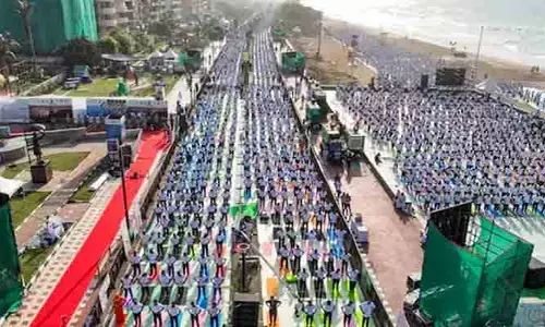 అద్భుత దృశ్యం.. 30.16 కిలోమీటర్ల మేర యోగాసనాలు.. ఈ డ్రోన్ వీడియో చూశారా..