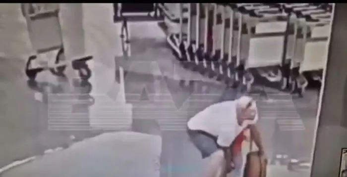 ఎయిర్పోర్టులో సైకో వీరంగం.. పిల్లాడిని నేలకేసి కొట్టడంతో.. అక్కడికక్కడే.. (వీడియో) ఎయిర్పోర్టులో సైకో వీరంగం.. పిల్లాడిని నేలకేసి కొట్టడంతో.. అక్కడికక్కడే.. (వీడియో)