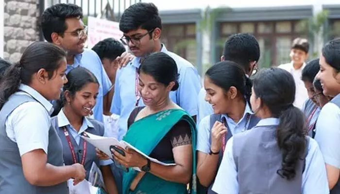 CBSE: పదో తరగతికి ఏటా రెండుసార్లు బోర్డ్ ఎగ్జామ్.. ప్రతిపాదనకు సీబీఎస్ఈ ఆమోదం CBSE: పదో తరగతికి ఏటా రెండుసార్లు బోర్డ్ ఎగ్జామ్.. ప్రతిపాదనకు సీబీఎస్ఈ ఆమోదం