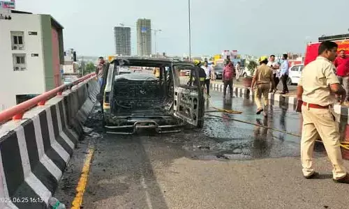 PVNR ఎక్స్‌ప్రెస్‌ వే పై స్కార్పియో దగ్ధం.. తృటిలో తప్పిన పెను ప్రమాదం