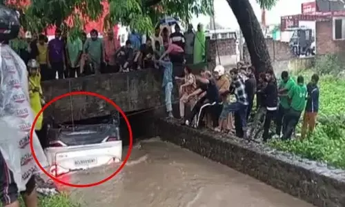 Uttarakhand : వరదలో కొట్టుకు పోయిన కారు.. నలుగురు మృతి