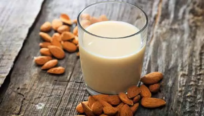 Health Tips : బాదం పాలు ఆరోగ్యానికి మంచిదే కానీ.. అతిగా తీసుకున్నా నష్టమే! Health Tips : బాదం పాలు ఆరోగ్యానికి మంచిదే కానీ.. అతిగా తీసుకున్నా నష్టమే!