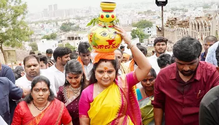Golconda: బోనమెత్తిన ఎమ్మెల్సీ కవిత.. అమ్మవారిని ఏం కోరుకున్నారో తెలుసా? Golconda: బోనమెత్తిన ఎమ్మెల్సీ కవిత.. అమ్మవారిని ఏం కోరుకున్నారో తెలుసా?