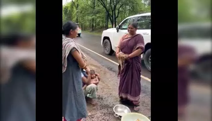 Minister Seethakka : మంత్రి సీతక్క నిరాడంబరత.. తోట పక్కన కూరగాయలు కొనుగోలు Minister Seethakka : మంత్రి సీతక్క నిరాడంబరత.. తోట పక్కన కూరగాయలు కొనుగోలు