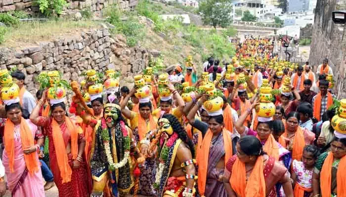 తెలంగాణలో బోనాల పండుగ ప్రారంభం (PHOTOS) తెలంగాణలో బోనాల పండుగ ప్రారంభం (PHOTOS)