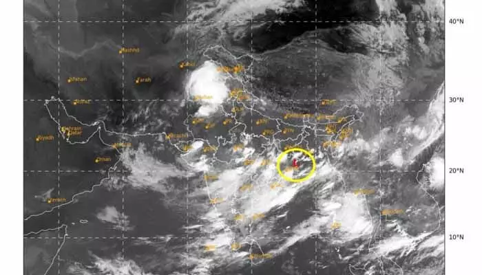 వాయవ్య బంగాళాఖాతంలో అల్పపీడనం.. నేడు ఈ జిల్లాల్లో వర్షాలు వాయవ్య బంగాళాఖాతంలో అల్పపీడనం.. నేడు ఈ జిల్లాల్లో వర్షాలు