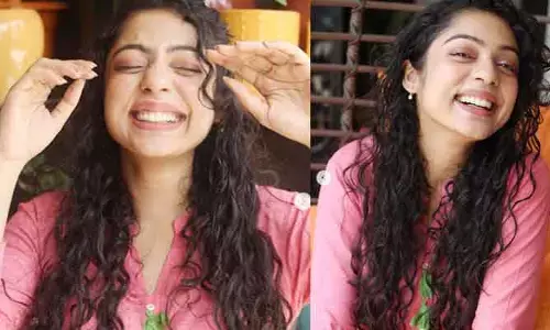 వర్ష బొల్లమ్మ క్రేజీ పోస్ట్.. క్రికెట్ ఆడుతూ ఫన్నీ, క్యూట్ కన్వర్జేషన్ వైరల్