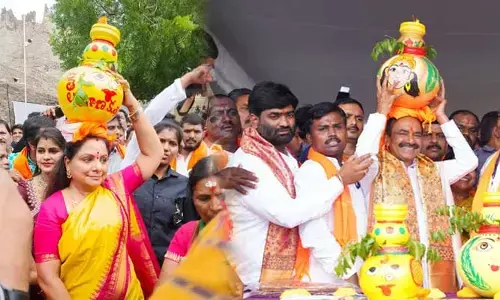 Bonalu: బోనాల సందడి షురూ.. బోనమెత్తిన ఎమ్మెల్సీ కవిత, ఎంపీ ఈటల