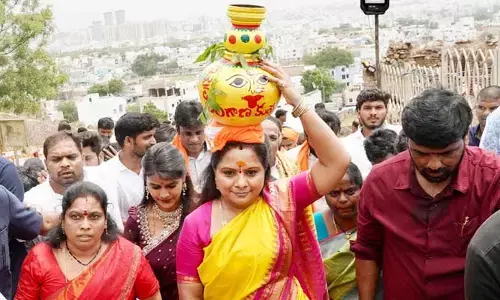 Golconda: బోనమెత్తిన ఎమ్మెల్సీ కవిత.. అమ్మవారిని ఏం కోరుకున్నారో తెలుసా?
