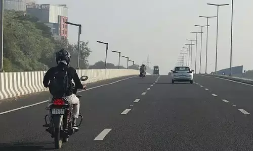 Two wheeler Toll fee: టూ వీలర్లకూ టోల్ విధిస్తారన్న ప్రచారాన్ని ఖండించిన కేంద్ర మంత్రి నితిన్ గడ్కరీ
