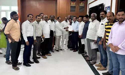 ఉద్యోగుల సమస్యల పరిష్కారాని చొరవ చూపండి: టీఎన్జీఓ అధ్యక్షులు ఏలూరి శ్రీనివాసరావు