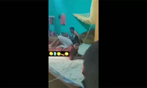 పెళ్లాం ఊరెళితే.. ఇంట్లోనే ప్రియురాలితో భర్త శృంగారం.. రెడ్ హ్యాండెడ్‌గా పట్టుకుని ఉతికారేసిన భార్య.. (వీడియో)