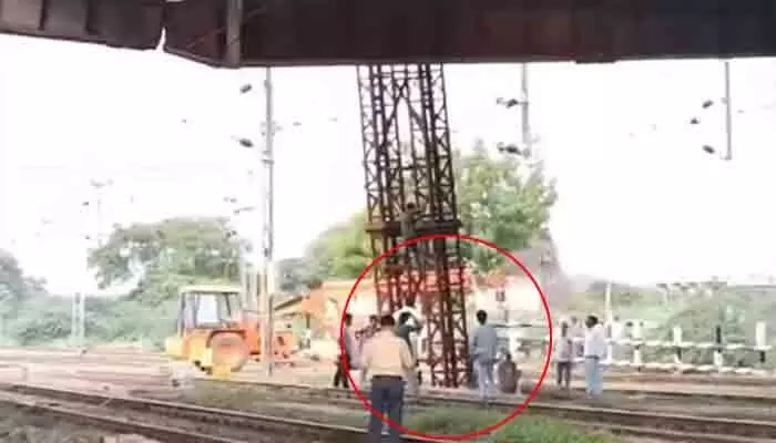 Trains Delay: విరిగిన క్లస్టర్ గేట్.. రైళ్ల రాకపోకలకు తీవ్ర అంతరాయం Trains Delay: విరిగిన క్లస్టర్ గేట్.. రైళ్ల రాకపోకలకు తీవ్ర అంతరాయం