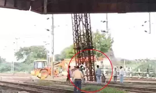 Trains Delay: విరిగిన క్లస్టర్ గేట్.. రైళ్ల రాకపోకలకు తీవ్ర అంతరాయం