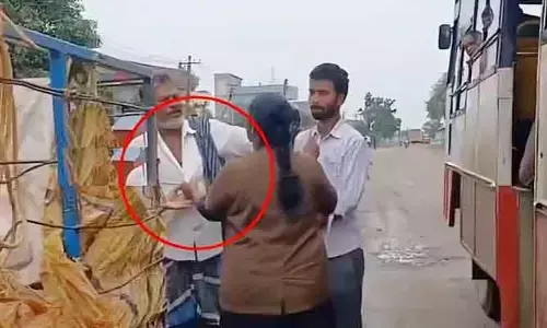 Trending: వృద్దుడిపై చేయిచేసుకున్న మహిళా కండక్టర్.. నెట్టింట్లో వీడియో వైరల్