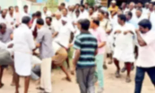 అనంతపురం జిల్లాలో ఇరువర్గాల ఘర్షణ.. వేటకొడవళ్లతో పరస్పరం దాడులు
