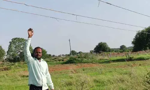 విద్యుత్ అధికారుల నిర్లక్ష్యం.. పొంచి ఉన్న ప్రమాదం..!